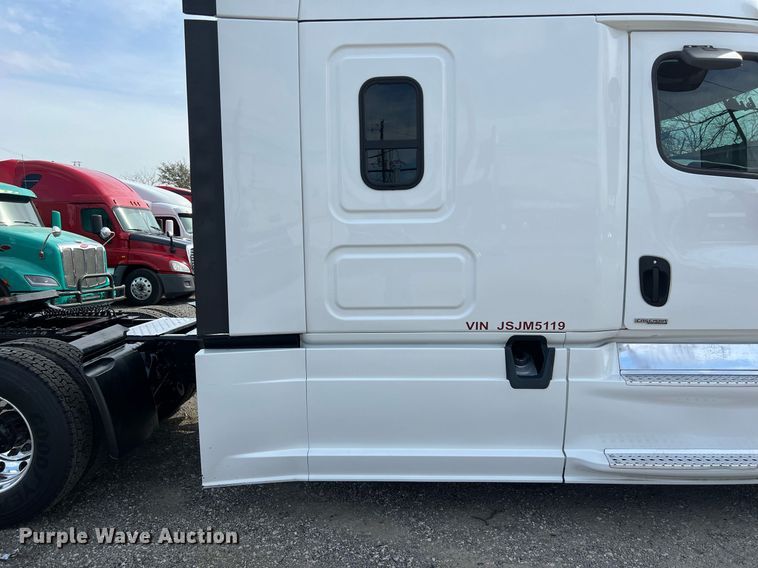image for item DQ2366 2018 Freightliner Cascadia 125 semi truck