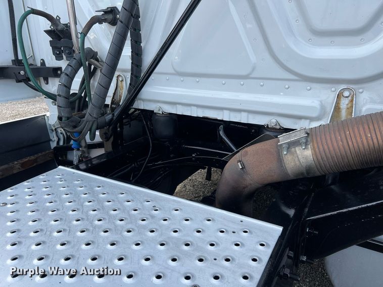 image for item DQ2366 2018 Freightliner Cascadia 125 semi truck