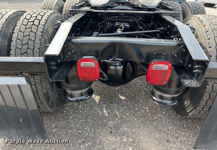 image for item DQ2366 2018 Freightliner Cascadia 125 semi truck