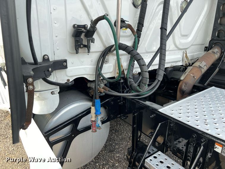 image for item DQ2366 2018 Freightliner Cascadia 125 semi truck