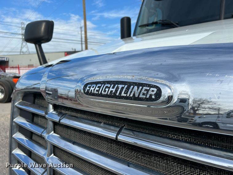 image for item DQ2366 2018 Freightliner Cascadia 125 semi truck