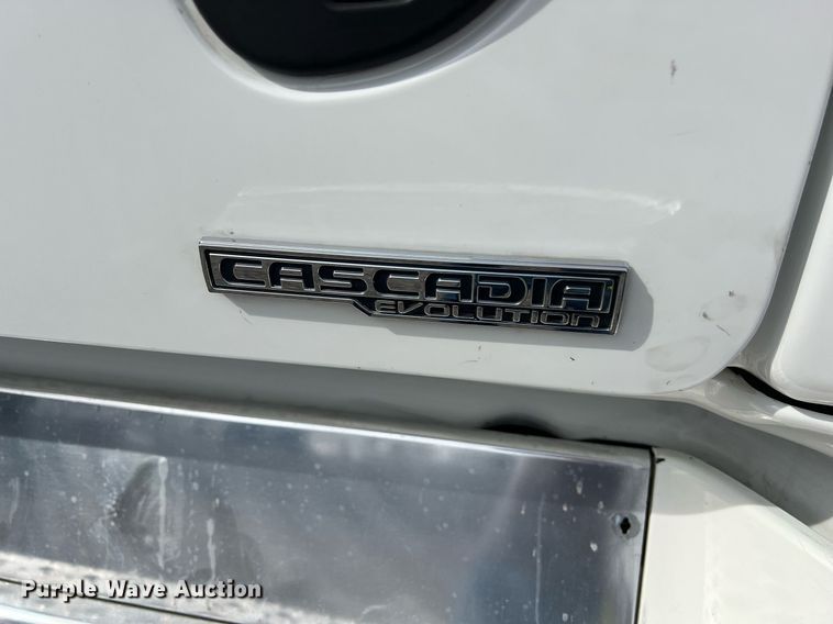 image for item DQ2366 2018 Freightliner Cascadia 125 semi truck