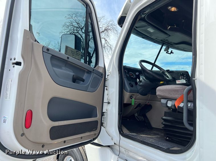 image for item DQ2366 2018 Freightliner Cascadia 125 semi truck