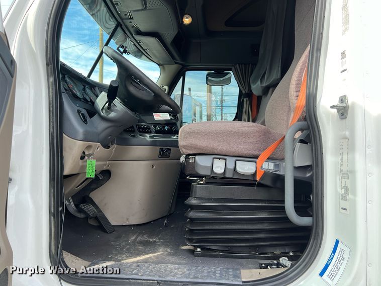 image for item DQ2366 2018 Freightliner Cascadia 125 semi truck