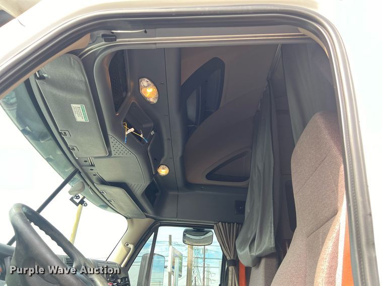 image for item DQ2366 2018 Freightliner Cascadia 125 semi truck