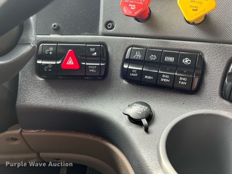 image for item DQ2366 2018 Freightliner Cascadia 125 semi truck