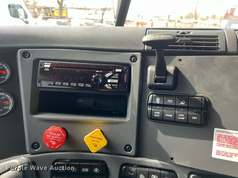 image for item DQ2366 2018 Freightliner Cascadia 125 semi truck