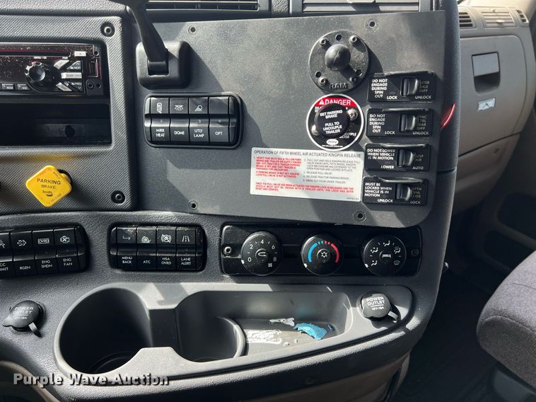 image for item DQ2366 2018 Freightliner Cascadia 125 semi truck