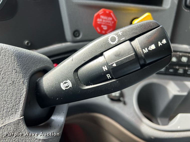 image for item DQ2366 2018 Freightliner Cascadia 125 semi truck