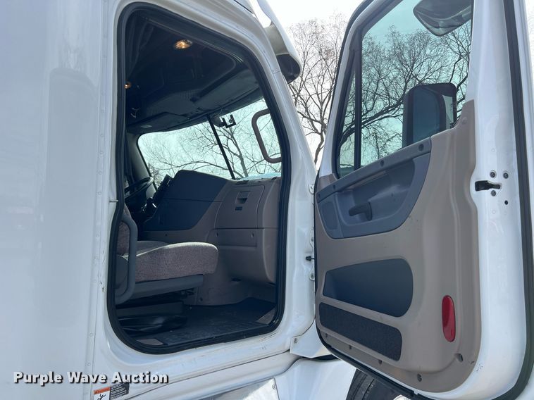 image for item DQ2366 2018 Freightliner Cascadia 125 semi truck