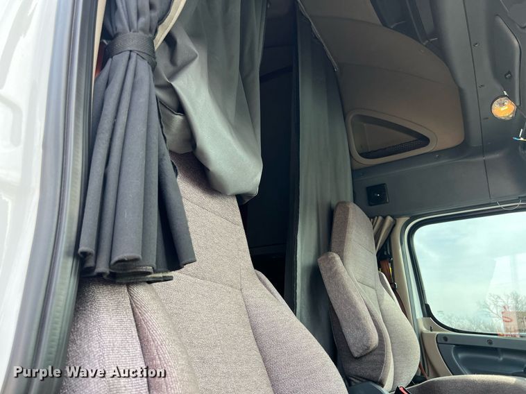 image for item DQ2366 2018 Freightliner Cascadia 125 semi truck