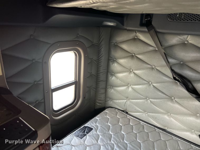 image for item DQ2366 2018 Freightliner Cascadia 125 semi truck