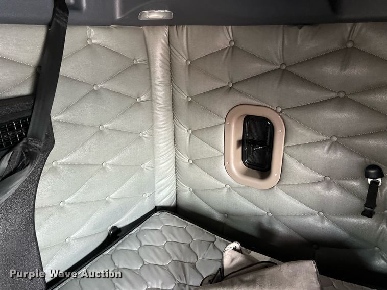 image for item DQ2366 2018 Freightliner Cascadia 125 semi truck