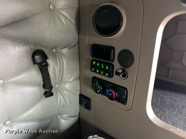 image for item DQ2366 2018 Freightliner Cascadia 125 semi truck