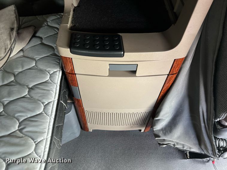 image for item DQ2366 2018 Freightliner Cascadia 125 semi truck