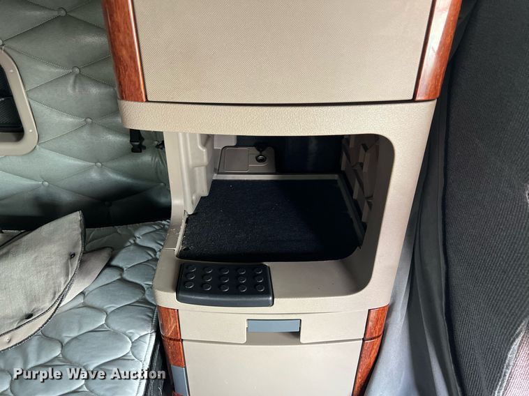 image for item DQ2366 2018 Freightliner Cascadia 125 semi truck