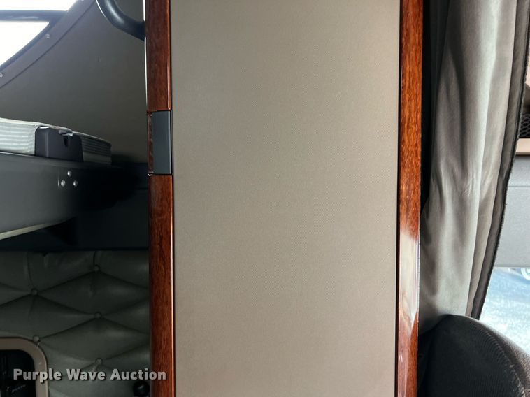 image for item DQ2366 2018 Freightliner Cascadia 125 semi truck