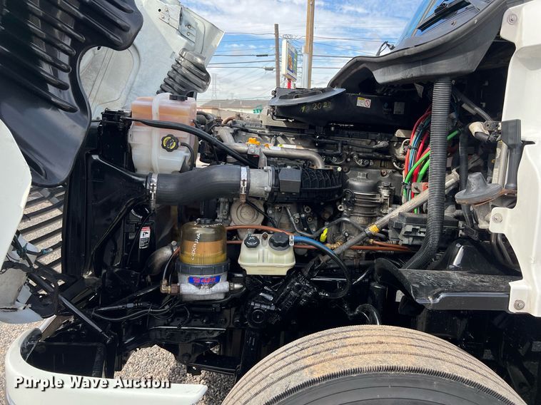 image for item DQ2366 2018 Freightliner Cascadia 125 semi truck