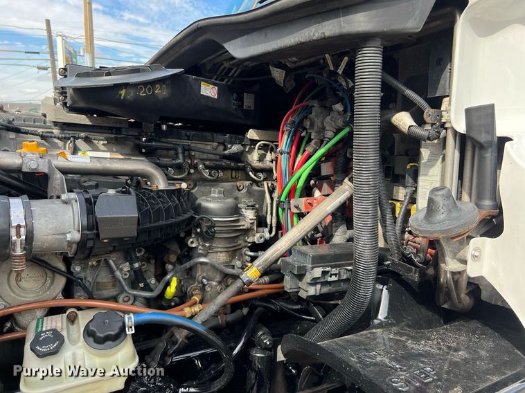 image for item DQ2366 2018 Freightliner Cascadia 125 semi truck