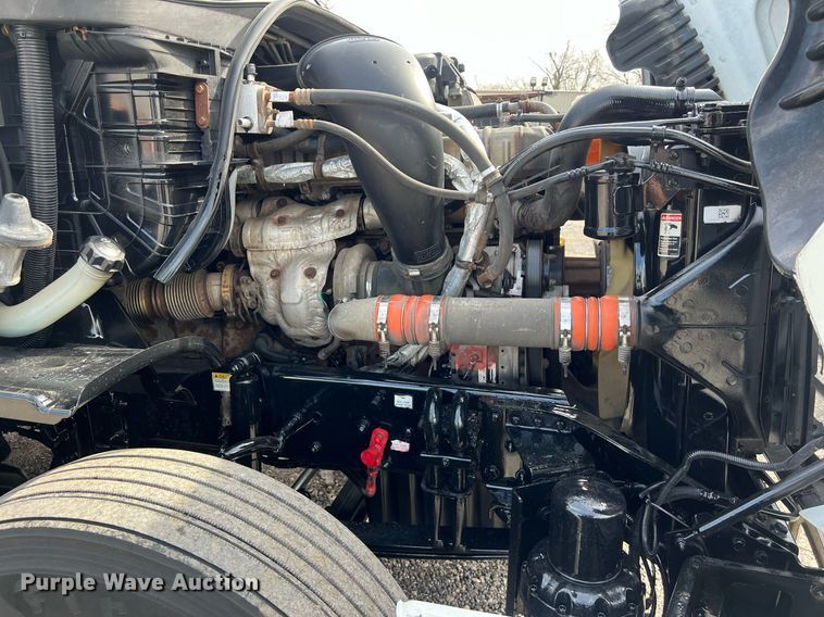 image for item DQ2366 2018 Freightliner Cascadia 125 semi truck