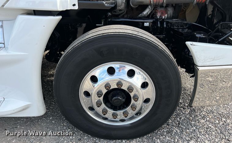 image for item DQ2366 2018 Freightliner Cascadia 125 semi truck