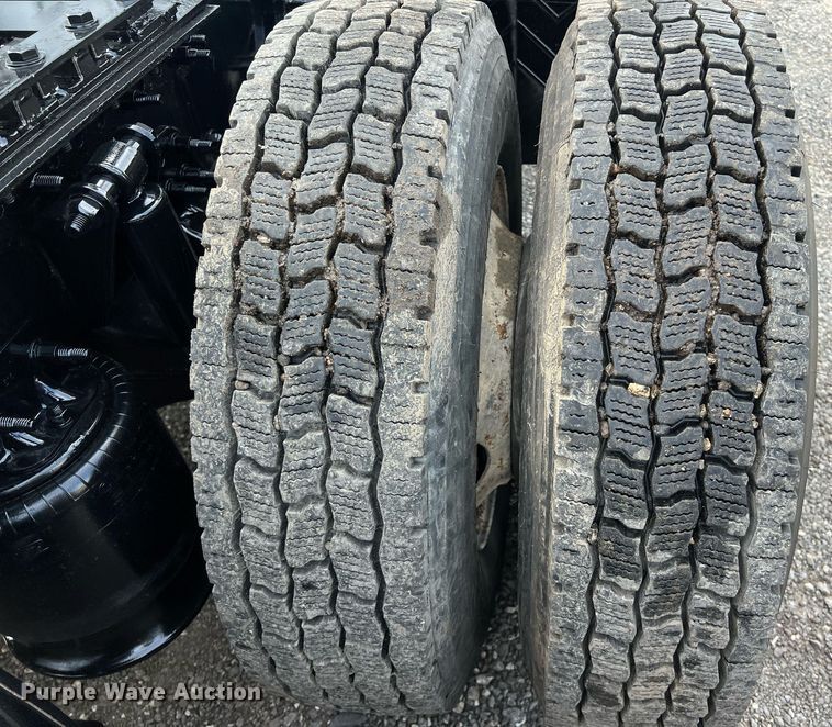 image for item DQ2366 2018 Freightliner Cascadia 125 semi truck