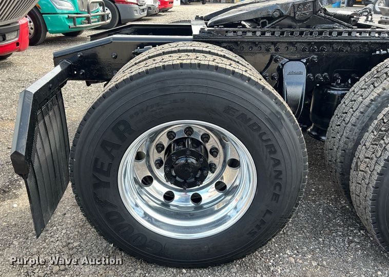 image for item DQ2366 2018 Freightliner Cascadia 125 semi truck