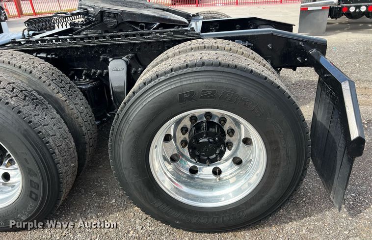 image for item DQ2366 2018 Freightliner Cascadia 125 semi truck