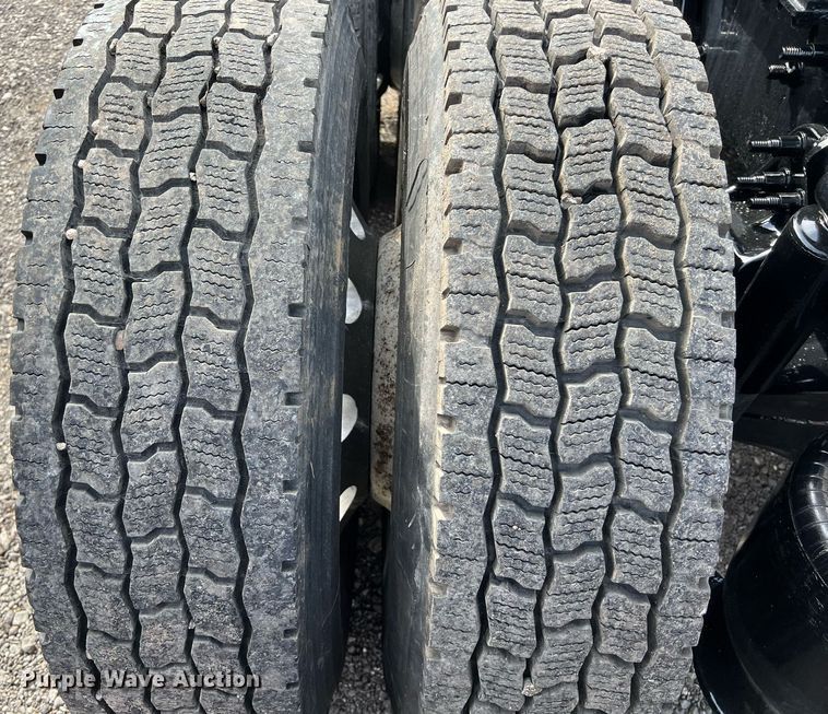 image for item DQ2366 2018 Freightliner Cascadia 125 semi truck