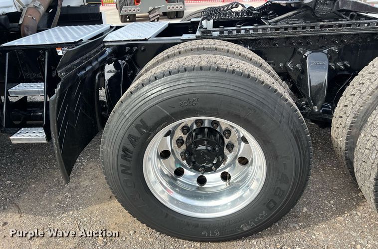 image for item DQ2366 2018 Freightliner Cascadia 125 semi truck