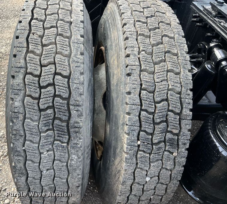 image for item DQ2366 2018 Freightliner Cascadia 125 semi truck