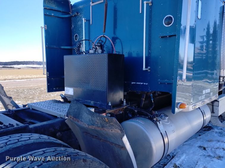 image for item DQ5994 2000 Freightliner FLD Classic XL semi truck