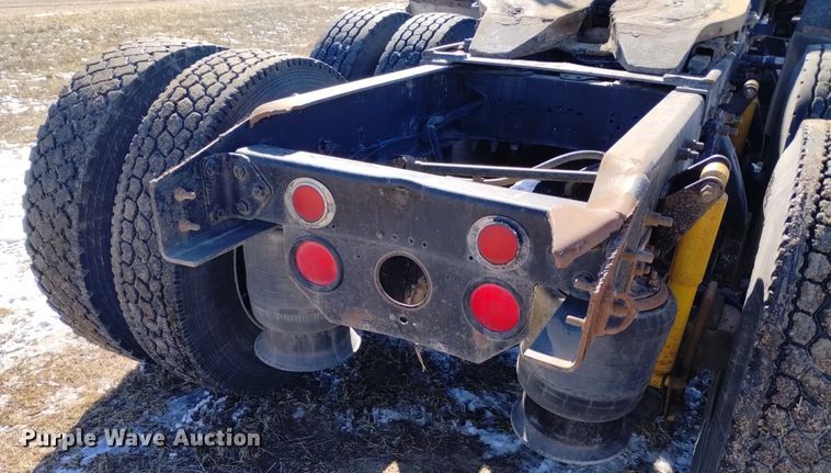 image for item DQ5994 2000 Freightliner FLD Classic XL semi truck