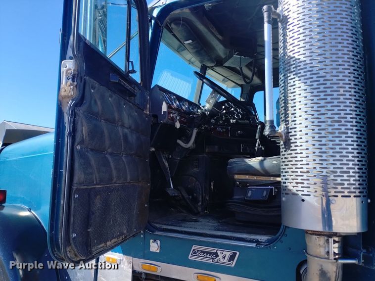 image for item DQ5994 2000 Freightliner FLD Classic XL semi truck