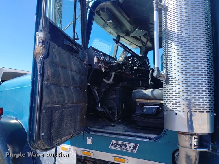 image for item DQ5994 2000 Freightliner FLD Classic XL semi truck