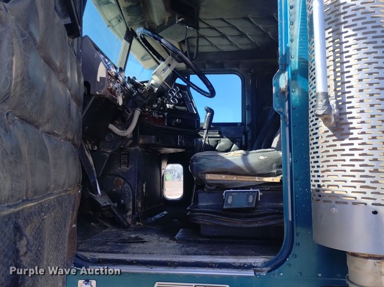 image for item DQ5994 2000 Freightliner FLD Classic XL semi truck