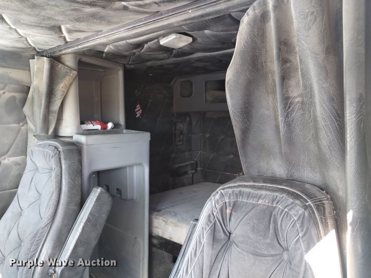 image for item DQ5994 2000 Freightliner FLD Classic XL semi truck