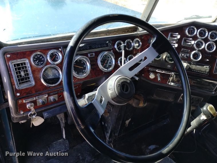 image for item DQ5994 2000 Freightliner FLD Classic XL semi truck