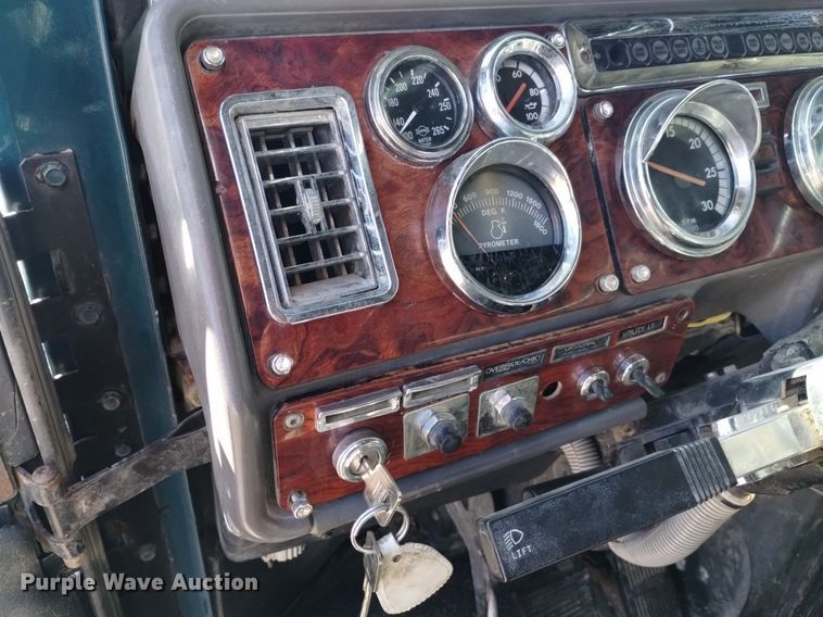 image for item DQ5994 2000 Freightliner FLD Classic XL semi truck