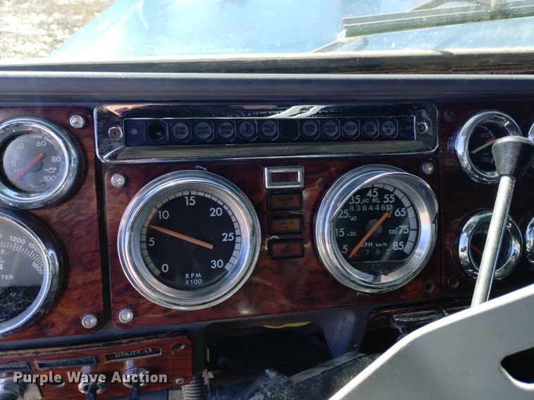 image for item DQ5994 2000 Freightliner FLD Classic XL semi truck