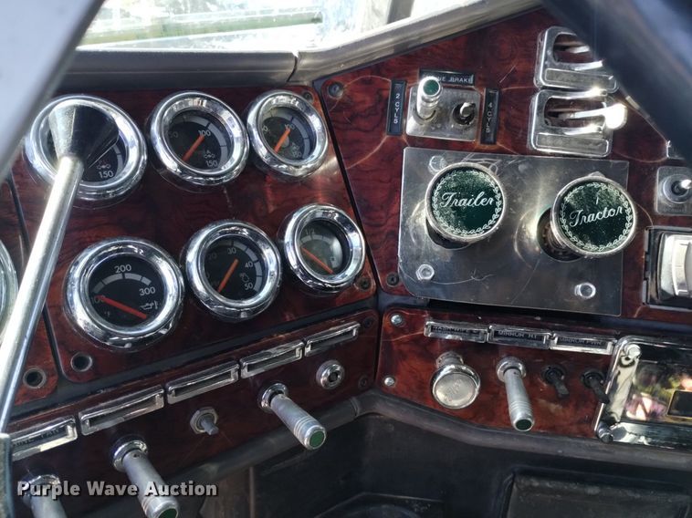 image for item DQ5994 2000 Freightliner FLD Classic XL semi truck