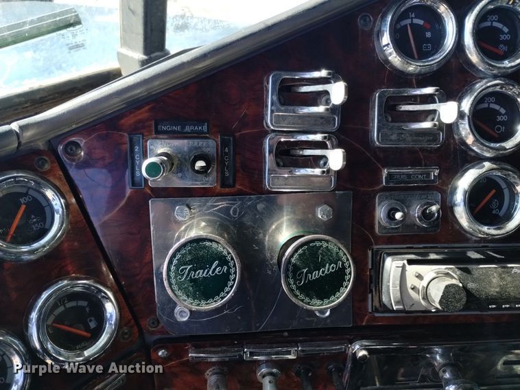 image for item DQ5994 2000 Freightliner FLD Classic XL semi truck