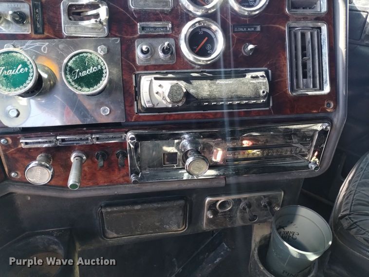 image for item DQ5994 2000 Freightliner FLD Classic XL semi truck