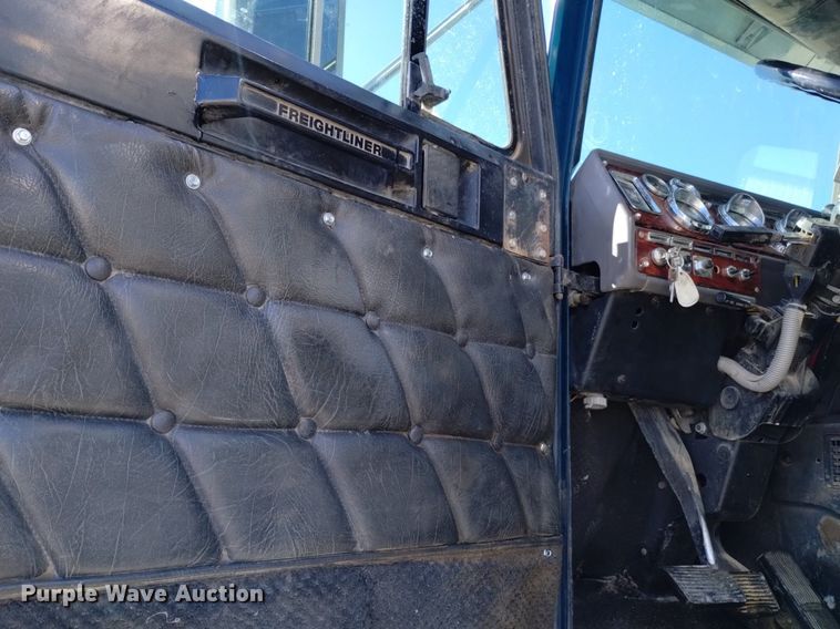 image for item DQ5994 2000 Freightliner FLD Classic XL semi truck