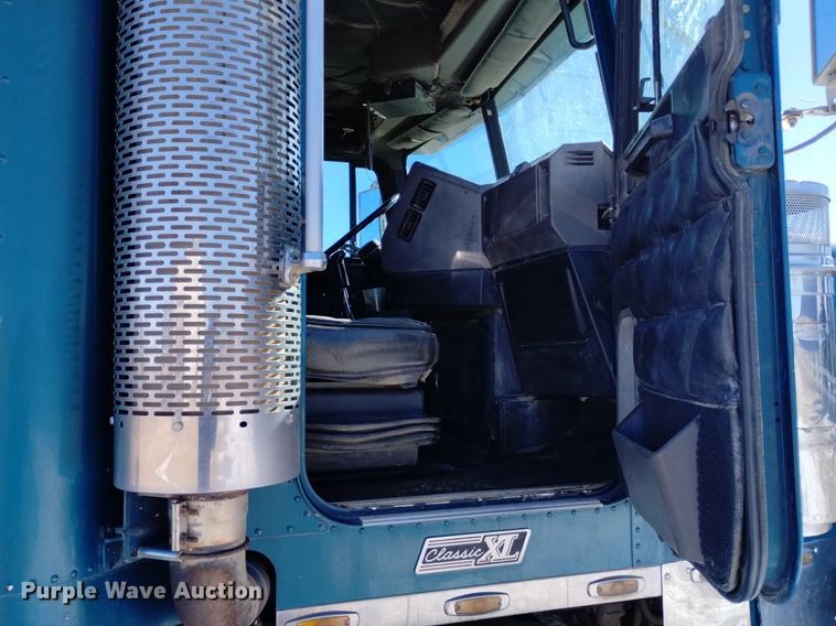 image for item DQ5994 2000 Freightliner FLD Classic XL semi truck