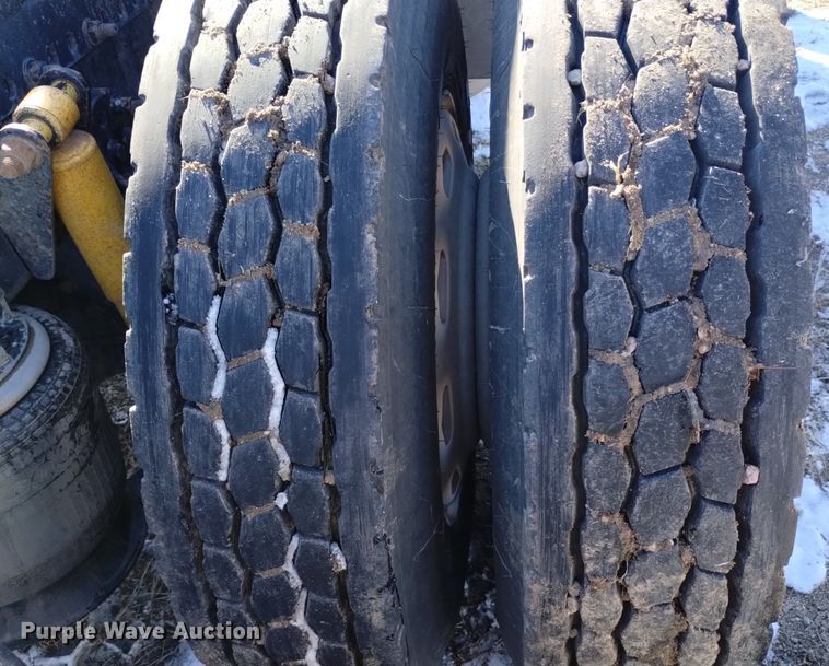 image for item DQ5994 2000 Freightliner FLD Classic XL semi truck