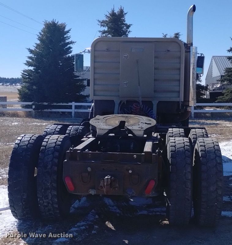 image for item DQ5995 1994 Freightliner FLD120 semi truck