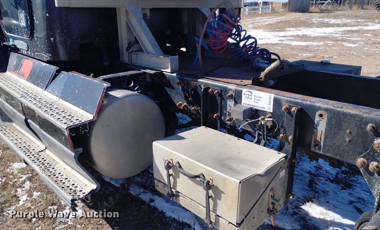 image for item DQ5995 1994 Freightliner FLD120 semi truck