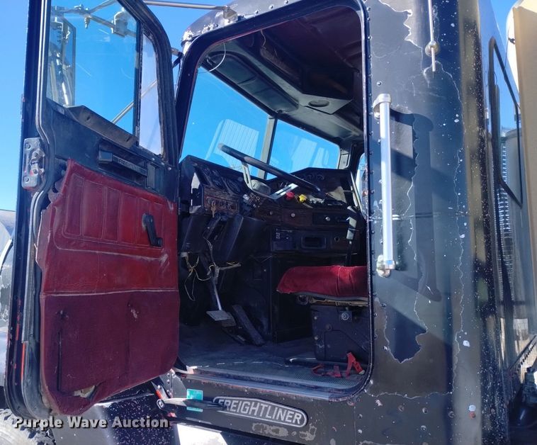 image for item DQ5995 1994 Freightliner FLD120 semi truck