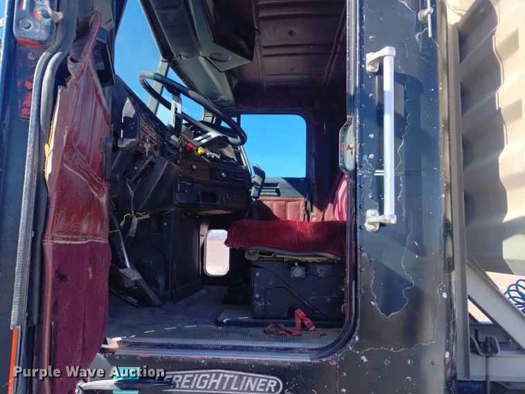 image for item DQ5995 1994 Freightliner FLD120 semi truck